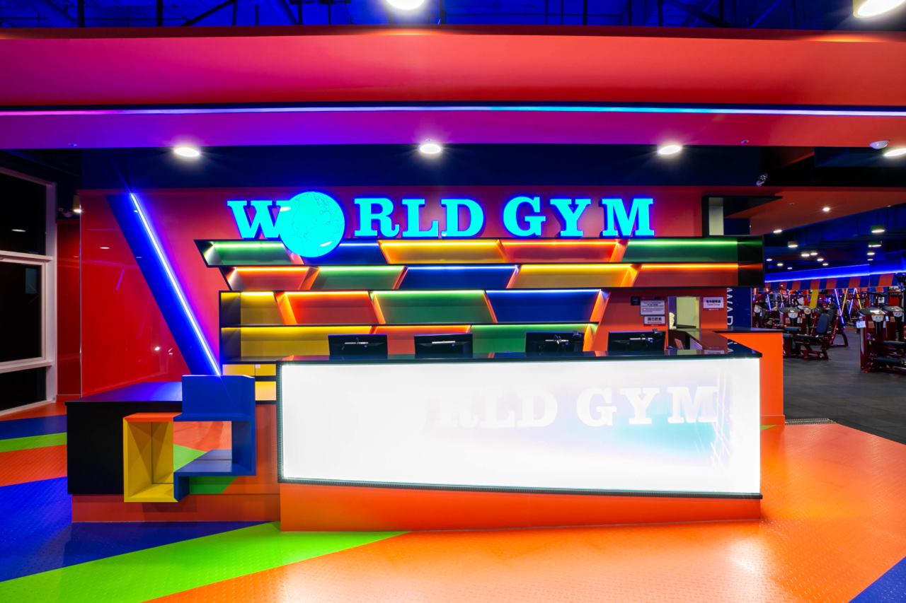 World Gym民族店服務櫃台